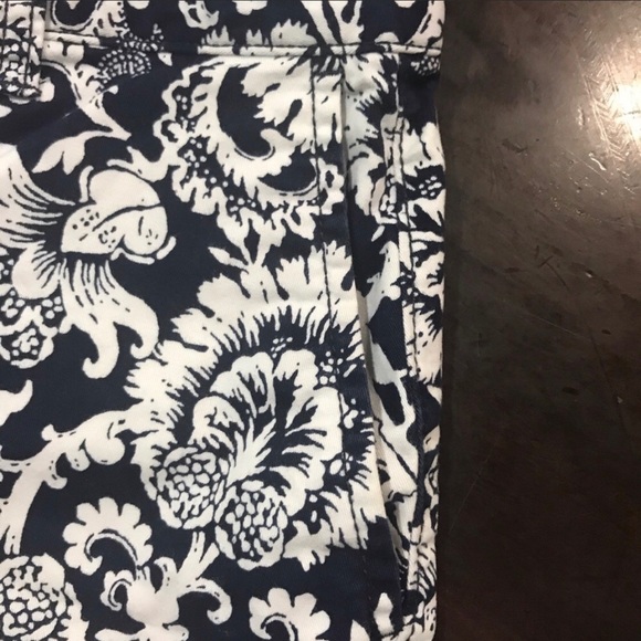 GAP Navy Blue and White Floral design Shorts - Picture 3 of 7